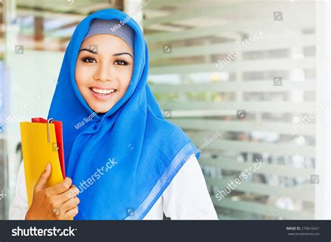 11725 Imagens De Muslim College Girl Fotos Imagens E Fotografias Stock Shutterstock