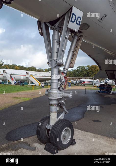 Front Landing Gear Hi Res Stock Photography And Images Alamy