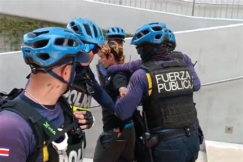 Marcha Termina En Violento Enfrentamiento Entre Polic As Y Asistentes