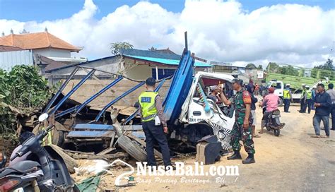 Nusabali Rem Blong Hantam Truk Tronton Angkut Pakan Terguling