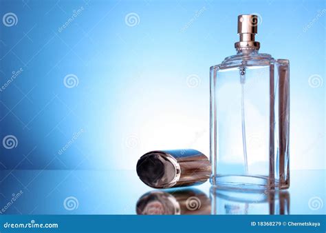 Perfume Del Hombre En Azul Imagen De Imagen De Envase