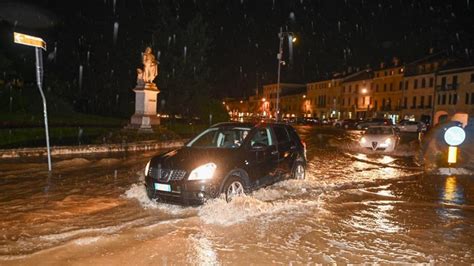 Esonda L Avenale A Causa Del Maltempo Allagata Castelfranco