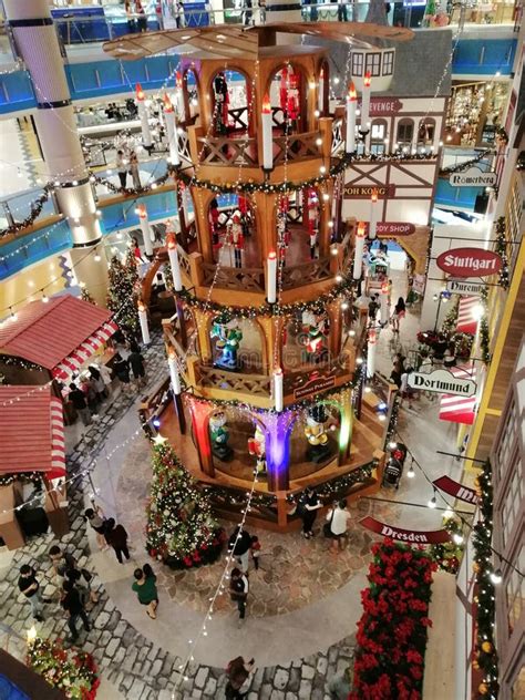 Decoración Exclusiva De árbol De Navidad En El Centro Comercial Imagen De Archivo Editorial