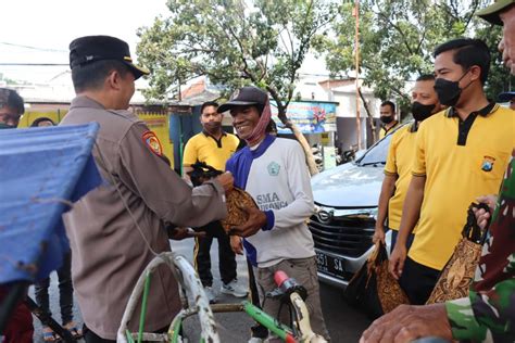 Polres Probolinggo Kota Bagikan Bantuan Sembako Kepada Driver Ojol