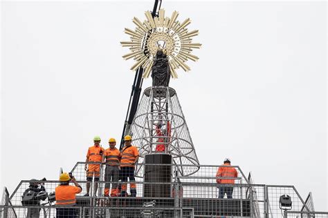 La Virgen Del Pilar Corona Ya La Estructura Que La Cubrir De Flores