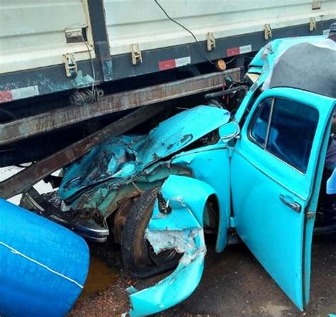 Fusca fica destruído após acidente caminhão em rodovia no interior