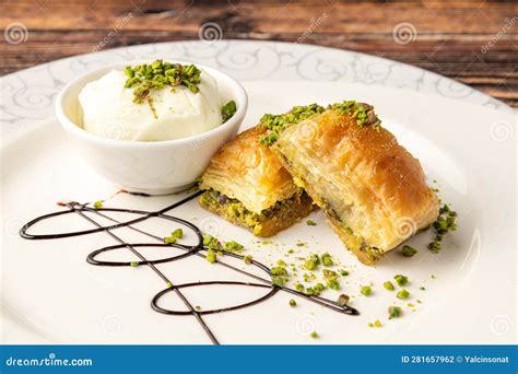 Dessert Turc Traditionnel Pistache Baklava Sur Une Plaque De Porcelaine