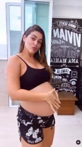 Ex BBB Vivian Amorim exibe barriga de 8 meses de gravidez tá linda