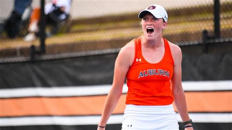 Auburn women's team beats Vanderbilt 5-2!