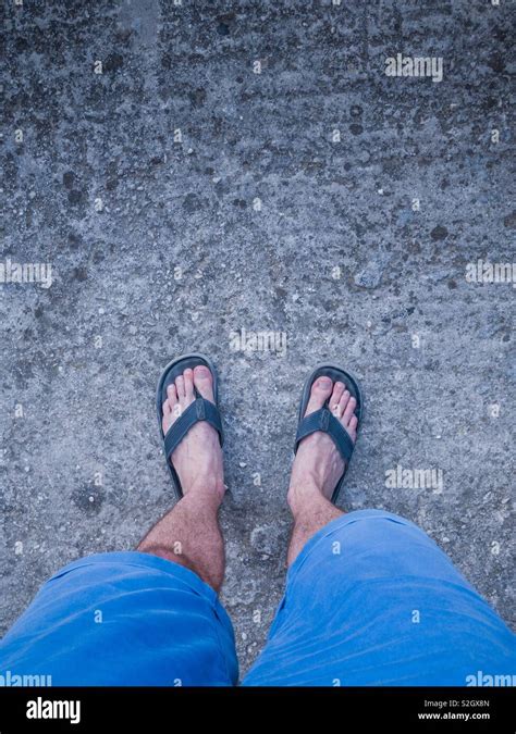 Flip flops tragen Fotos und Bildmaterial in hoher Auflösung Alamy