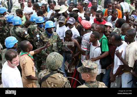 Un soldiers haiti earthquake hi-res stock photography and images - Alamy