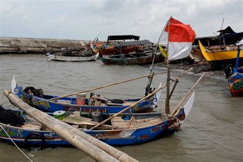 Foto 15 Kapal Nelayan Di Semarang Rusak Dihantam Gelombang Tinggi