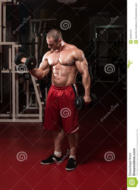 Homme Musculaire Faisant L Exercice Lourd Pour Le Biceps Photo Stock