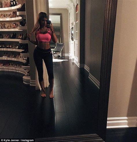 Kylie Jenner Shows Off Her Curves In Hot Pink Sports Bra Hot Pink Sports Bra Fashion Kylie