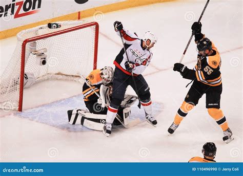 Tim Thomas editorial image. Image of bruins, signs, hockey - 110496990