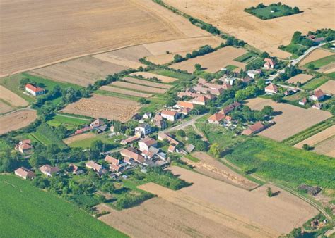 La Vue A Rienne De La Taille Du Village Avec Des Maisons Et Des Rues A