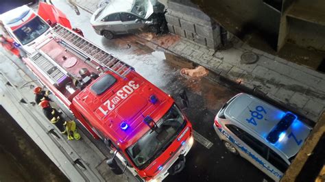 Samochód uderzył w filar mostu Poniatowskiego Nie żyje kierowca TVN