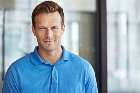 Tengo Mis Ojos En El Premio Retrato Recortado De Un Feliz Hombre De