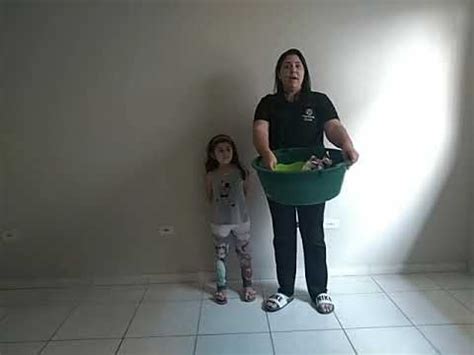 Brincadeira De Acertar A Bolinha No Cesto Educa O Infantil Youtube