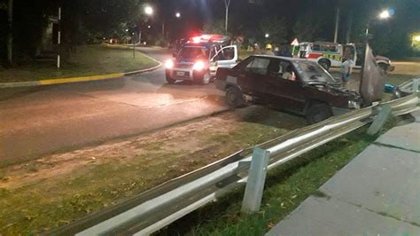 Uno impactó su auto contra el guardarraíl y el otro chocó con su