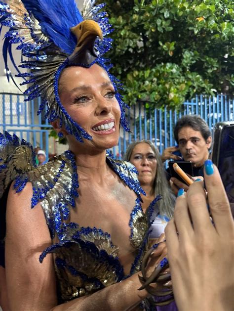 Adriana Galisteu desfila pela Portela após seis anos longe da Avenida