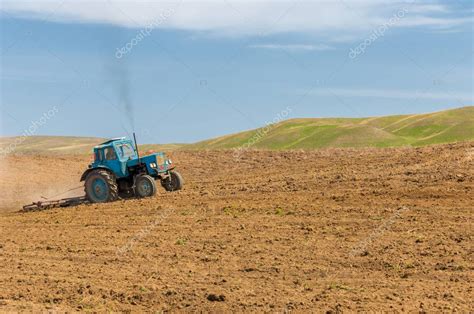 trabajos agrícolas en el procesamiento cultivo de tierras en Kazajstán