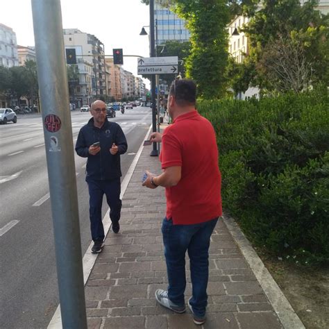 Comunali A Pescara Il Candidato Valloreja Distribuisce I Santini Ai