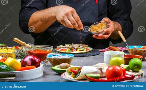 Cocinero Que Cocina Burito Mexicano Cocinero Que Prepara Burito