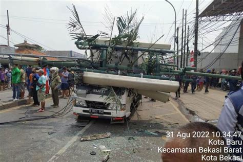 Akibat Truk Trailer Tabrak Tiang Jalan Macet Total