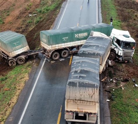 Acidente Entre Duas Carretas Bloqueia Br Entre Lucas Do Rio Verde E