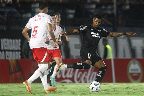 No Suor Botafogo Segura Empate Diante Do Bragantino E Avan A Fase De