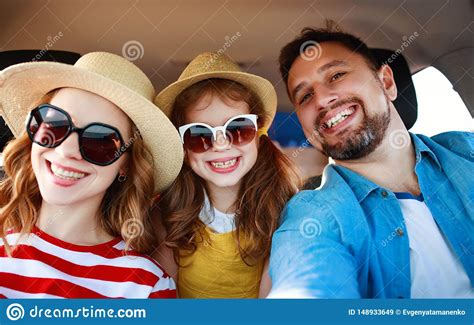 Familia Feliz En Viaje Auto Del Viaje Del Verano En Coche En La Playa