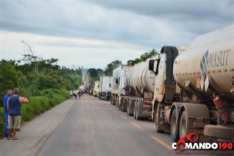 BR 364 Carreta Carregada De Refrigerantes E Cervejas Tomba Na BR 364