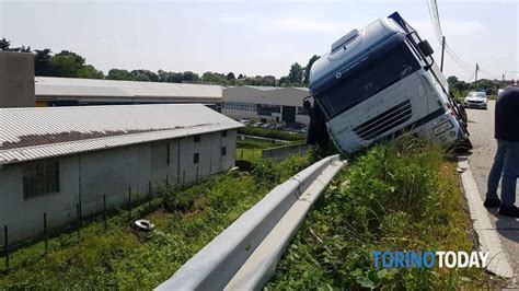 Provinciale Feletto Agli Camion In Bilico Sul Ciglio Della Strada