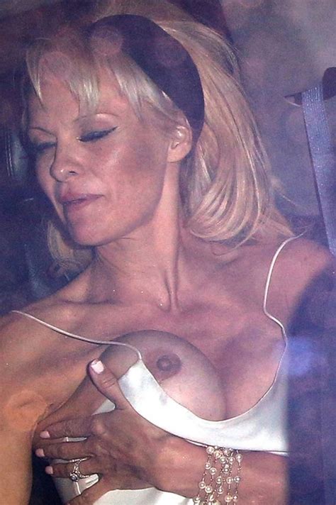 Pamela Anderson Exposed Her Boobs Topless In Public 18 Photos The