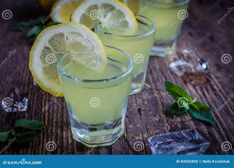 Limoncello Traditionnel Italien De Liqueur Avec Le Citron Photo Stock