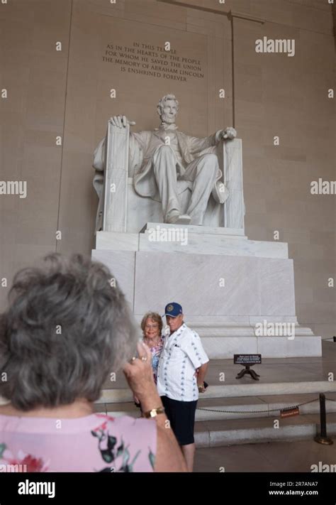 El Monumento Conmemorativo Cuenta Con La Estatua De Abraham Lincoln