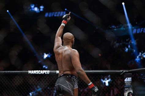 Le Français Ciryl Gane battu par l Américain Jon Jones sacré champion