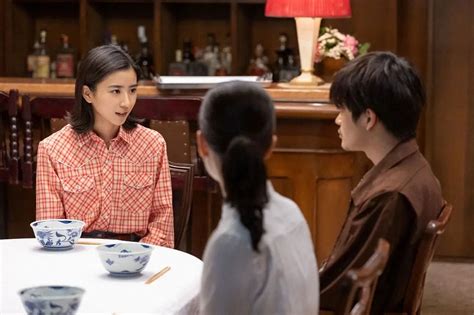 連続テレビ小説「ちむどんどん」第100話。矢作（井之脇海）と妻・佳代（藤間爽子）に沖縄そばを振る舞う暢子（黒島結菜・左）（c）nhk