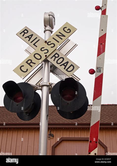 Railroad Crossing Sign Hi Res Stock Photography And Images Alamy