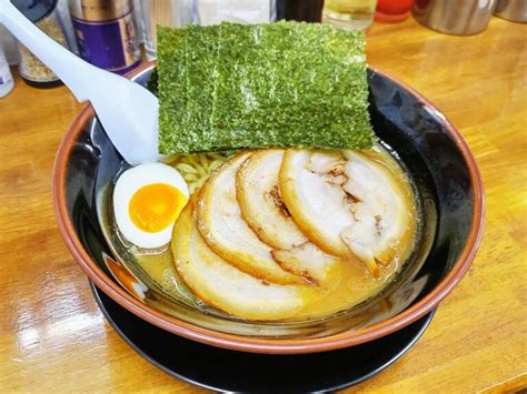 はなわ家甲府の家族でも行ける豚骨醤油ラーメン店キレのあるスープと旨いチャーシュー