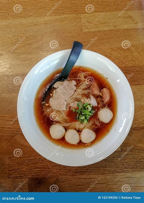 Sopa De Macarronete Bola E Carne De Porco De Peixes Foto De Stock