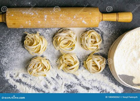 Variedad De Pastas Caseras Italianas Sin Cocer Spaghetti Y Tagliatelle