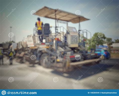 Manuten O De Estrada Queimando Materiais Velhos E Melhorando A