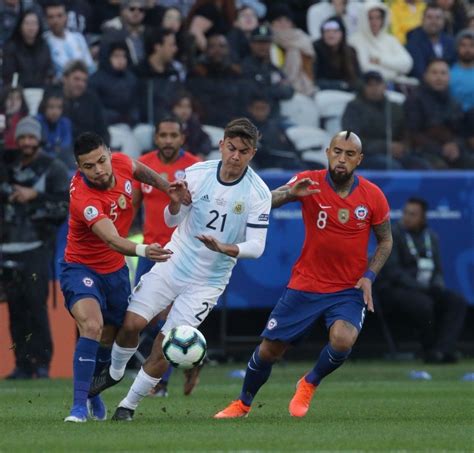 Lionel Messi Video La Pelea Entre Lionel Messi Y Gary Medel Que Dej A