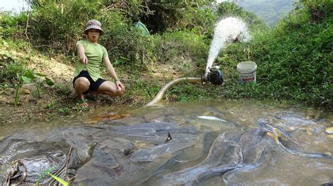 Pump Fishing Technology The Girl Who Pumps Water Outside The Natural