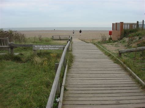 Boardwalk and beach, Thorpeness Photo | UK Beach Guide