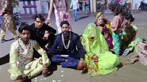 Ratlam News Bride And Groom Sat On A Dharna To Stop The Dj At The