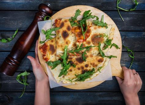 Calzone Pizza Farcita Con Il Prosciutto I Funghi La Rucola Ed Il