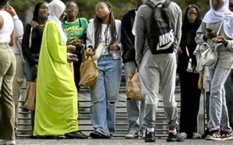 Rentrée Scolaire La France Impose Linterdiction De La Tenue